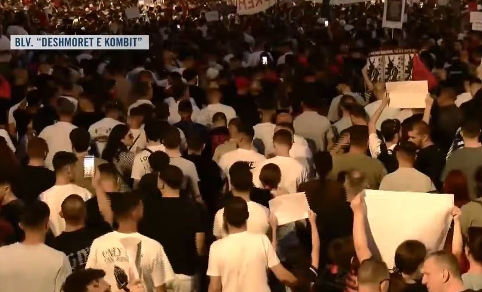 “Rama ik!” – Bulevardi i përmbytur nga protestuesit, nis marshimi në rrugët e Tiranës