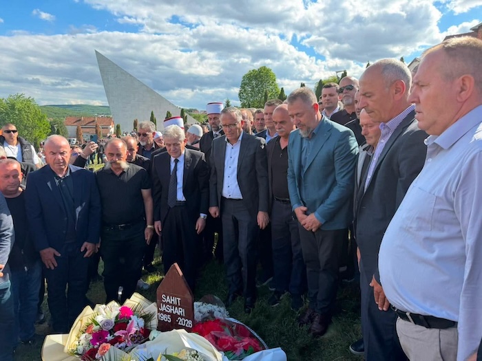 Ali Ahmeti merr pjesë në varrimin e bashkëluftëtarit Sahit Jashari: Lavdi jetës dhe veprës së tij