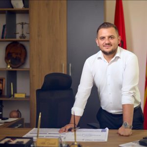 Qamili: Buzhala e Latifi i ofendojnë shqiptarët e Tetovës, vetëm se nuk iu nënshtruan Ali Ahmetit  përcjell  Zhurnal.mk .